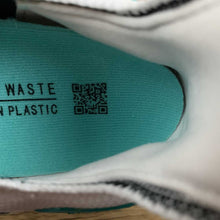 Cargar imagen en el visor de la galería, Adidas UltraBoost 22 White Fluo Blue Orange GX5463