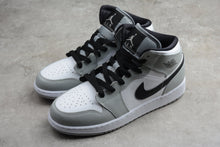 Cargar imagen en el visor de la galería, Air Jordan 1 Mid (GS) Lt Smoke Grey-Black-White