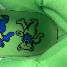 Cargar imagen en el visor de la galería, SB Dunk Low PRO QS Green Spark Soar