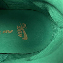 Cargar imagen en el visor de la galería, SB Dunk Low PRO “St Patrick’s Day” Green Gold White BQ6817-303