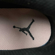Cargar imagen en el visor de la galería, Air Jordan 1 Low Black Bleached Coral Grey Fog 553558-062