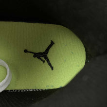 Cargar imagen en el visor de la galería, Air Jordan 1 Mid SE GS Black White Team Orange 2021 DJ6563 038