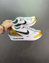 Cargar imagen en el visor de la galería, Air Max Dawn SE White Metallic Gold DJ6209-100