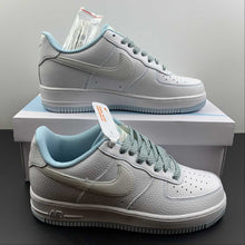 Cargar imagen en el visor de la galería, Air Force 1 07 Low White Light Blue UO6369-568
