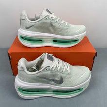 Cargar imagen en el visor de la galería, Nike Vomero Premium Barely Green HM5973-300
