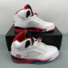 Cargar imagen en el visor de la galería, Air Jordan 5 Retro Fire Red Black Tongue HQ7978-101
