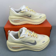 Cargar imagen en el visor de la galería, Nike Zoom Vomero PLUS Summit White Metallic Silver IM5020-100
