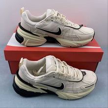 Cargar imagen en el visor de la galería, Nike V2k Run Summit White Black Black FD0736-101
