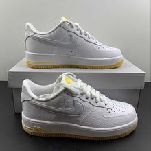 Cargar imagen en el visor de la galería, Air Force 1 07 White University Gold Gum DZ4512-100
