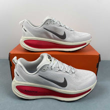 Cargar imagen en el visor de la galería, Nike Zoom Vomero 18 Whie Red HM6803-001
