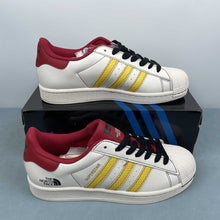 Cargar imagen en el visor de la galería, Adidas Superstar x The North Face BZ2525
