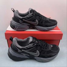 Cargar imagen en el visor de la galería, Nike V2k Run Black Carbon Ash Black FD0736-001
