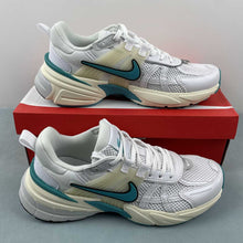 Cargar imagen en el visor de la galería, Nike V2k Run White Dusty Cactus FD0736-105
