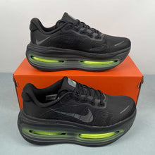 Cargar imagen en el visor de la galería, Nike Vomero Premium Black Volt HQ2050-001
