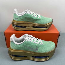 Cargar imagen en el visor de la galería, Nike Vomero Premium Lt Green Gold FN8453-030
