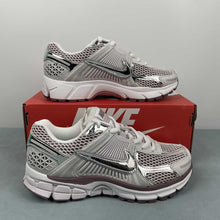 Cargar imagen en el visor de la galería, Zoom Vomero 5 Vast Grey Metallic Silver FV6417-001
