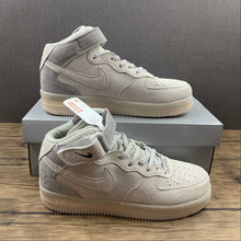 Cargar imagen en el visor de la galería, Air Force 1 07 Mid x Reigning Champ White Gray Black 807618-300
