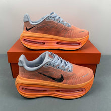 Cargar imagen en el visor de la galería, Nike Vomero Premium Orange FN8453-018
