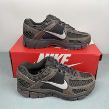 Cargar imagen en el visor de la galería, Zoom Vomero 5 Cave Stone Metallic Silver HF5493-201
