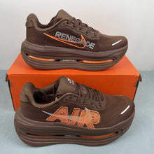 Cargar imagen en el visor de la galería, Renegade x Nike Vomero Premium Brown Barsalt Total Orange Bronze Eclipse Hyper Rimson IQ7314-200
