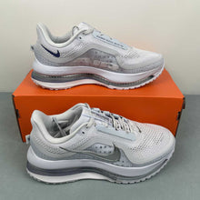 Cargar imagen en el visor de la galería, Pegasus Premium Football Grey HQ2593-006
