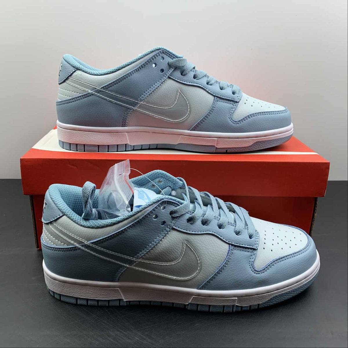 sb dunk low white blue