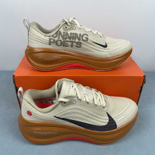 Cargar imagen en el visor de la galería, Nike Zoom Vomero PLUS Running Poets IM6679-258
