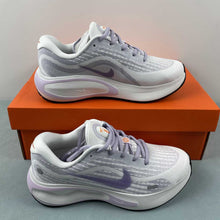 Cargar imagen en el visor de la galería, Nike Journey Run Summit White Barely Grape FJ7765-100
