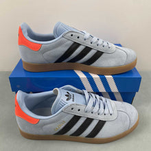 Cargar imagen en el visor de la galería, Adidas Gazelle Clear Sky Core Black Gum JI2076
