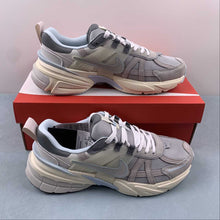 Cargar imagen en el visor de la galería, Nike V2k Run Light Bone Metallic Platinum FZ3596-072
