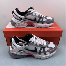 Cargar imagen en el visor de la galería, Nike V2k Run Year Of The Dragon FZ5061-100
