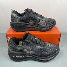 Cargar imagen en el visor de la galería, Nike Zoom Vomero PLUS Anthracite Oatmeal Volt Zwart IM6776-060
