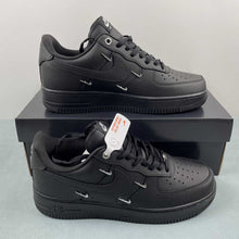 Cargar imagen en el visor de la galería, Air Force 1 07 Low Black Silver Mini Swoosh HQ1180-001
