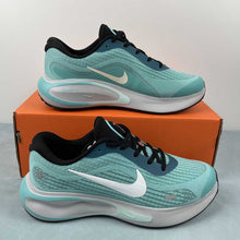 Cargar imagen en el visor de la galería, Nike Journey Run Green Frost Black Armoury Navy Pale Ivory FN0228-300
