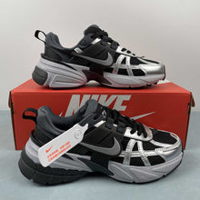 Cargar imagen en el visor de la galería, Nike V2k Run Black Metallic Silver-Anthracite FD0736-005
