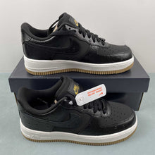 Cargar imagen en el visor de la galería, Air Force 1 07 Low Black Ostrich Gum DZ2708-002
