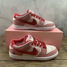 Cargar imagen en el visor de la galería, Strangelove x Dunk Low Sb Valentine&#39;s Day Pink Med Gym Bright Melon Soft Red CT2552-800
