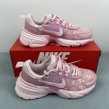 Cargar imagen en el visor de la galería, Nike V2k Run White Pink HJ5269-600
