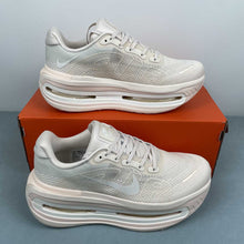 Cargar imagen en el visor de la galería, Nike Vomero Premium Beige HQ2050-835
