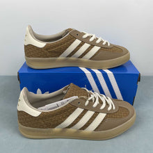 Cargar imagen en el visor de la galería, Adidas Gazelle Indoor Brown Desert Wonder White Magic Beige JR8851
