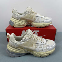 Cargar imagen en el visor de la galería, Nike V2k Run Pale Ivory HQ1512-110
