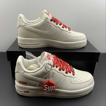 Cargar imagen en el visor de la galería, Supreme x Air Force 1 07 Low Beige Red SU0220-001
