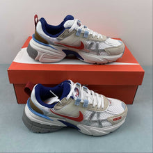 Cargar imagen en el visor de la galería, Nike V2k Run Metallic Silver Gym Red HF5724-061
