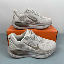 Cargar imagen en el visor de la galería, Nike Zoom Vomero 18 Ligth Bone Mink Brown Phantom HM6804-003
