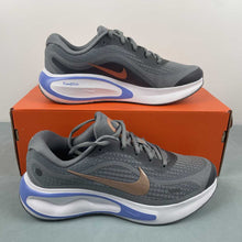 Cargar imagen en el visor de la galería, Nike Journey Run Cool Grey White Royal Pulse Metallic Red Bronze FJ7765-004
