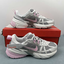 Cargar imagen en el visor de la galería, Nike V2k Run Pink Foam HQ4046-001
