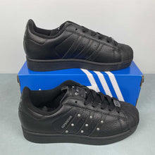 Cargar imagen en el visor de la galería, Adidas Superstar 2 Berlin Core Black Carbon JQ3225
