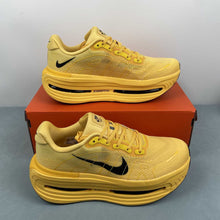 Cargar imagen en el visor de la galería, Nike Vomero Premium Yellow Black HQ2050-012
