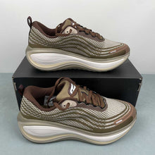 Cargar imagen en el visor de la galería, Nike Zoom Vomero PLUS Caldera Brown Dark Field Brown IO4482-001
