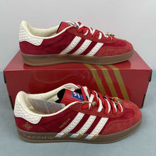 Cargar imagen en el visor de la galería, Adidas Gazelle Indoor Better Scarlet Off White Gold Metallic IF1808
